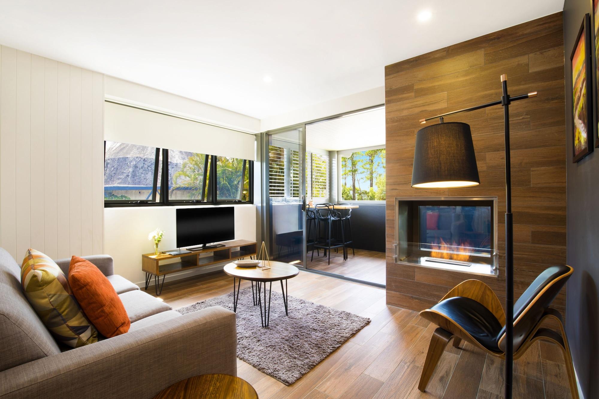 Altitude On Montville Esterno foto A living room with a fireplace