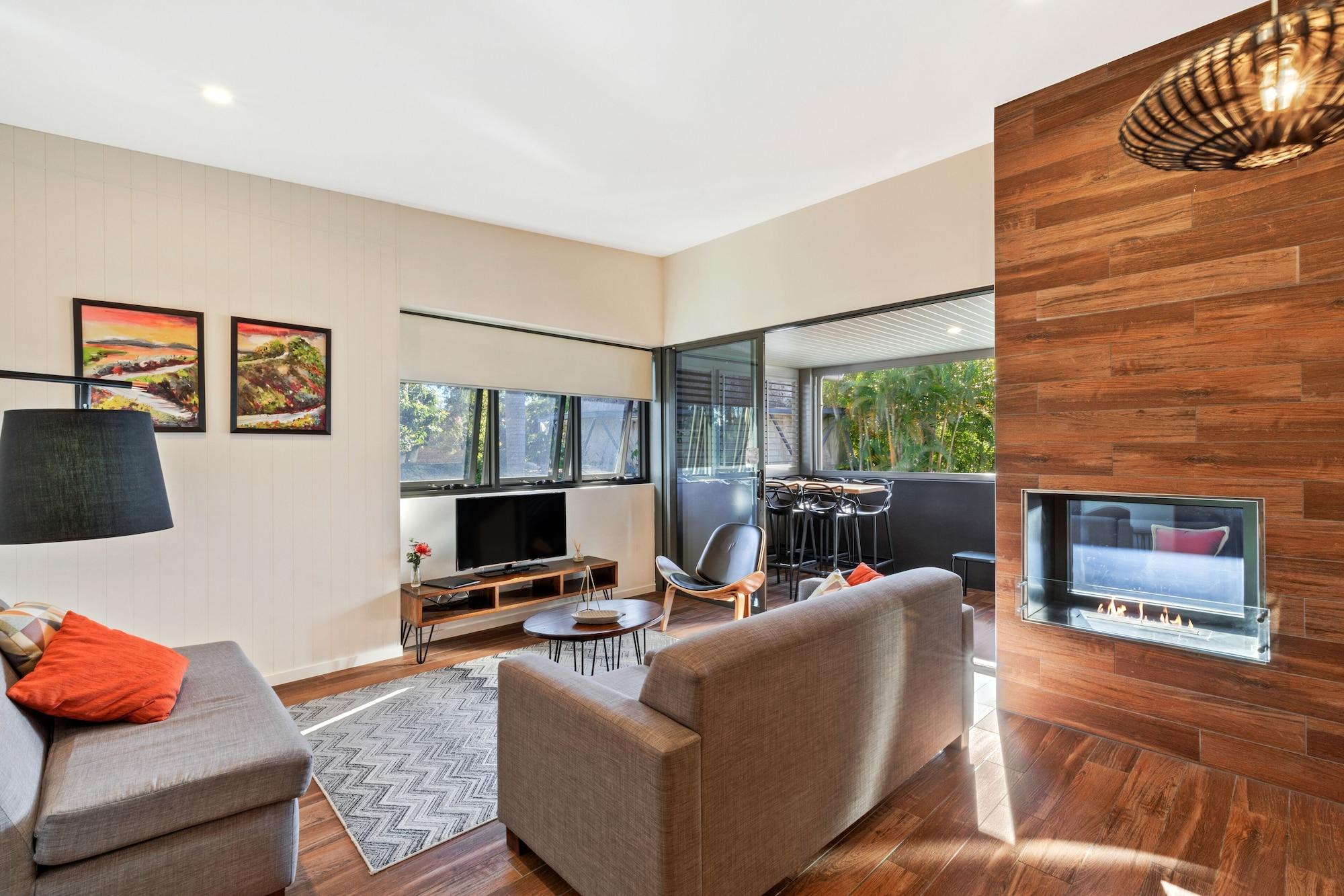 Altitude On Montville Esterno foto A living room with a fireplace