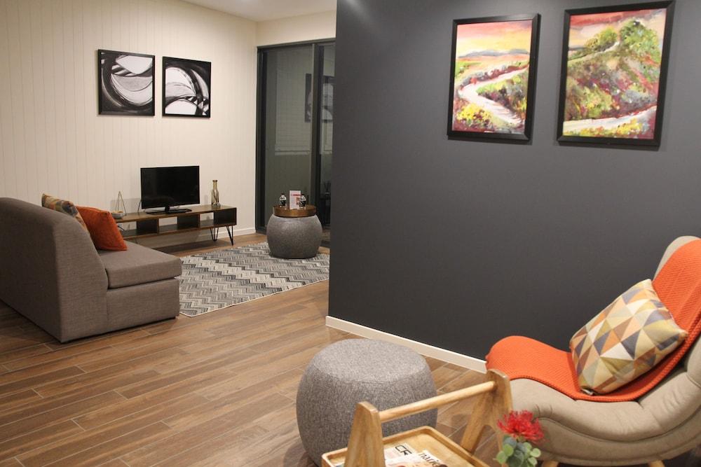 Altitude On Montville Esterno foto A staged living room