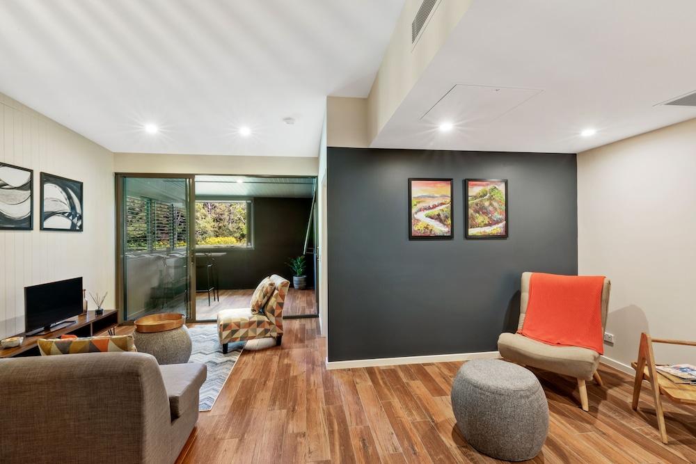 Altitude On Montville Esterno foto A living room with a sliding door
