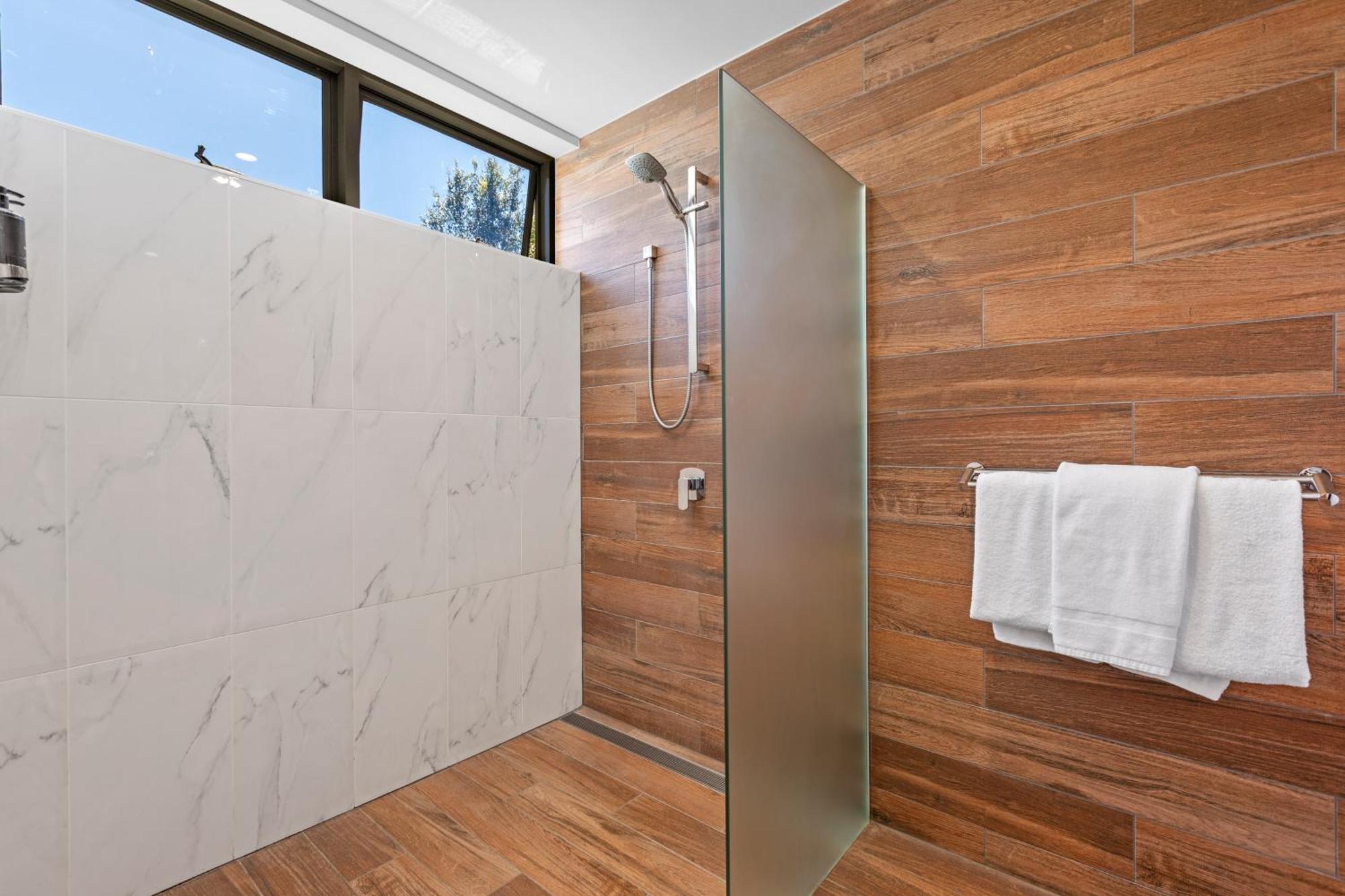 Altitude On Montville Camera foto A shower with a fixed shower head and handheld shower head