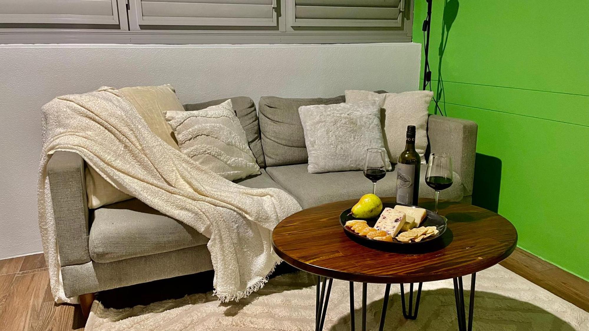 Altitude On Montville Camera foto A throw on a sofa
