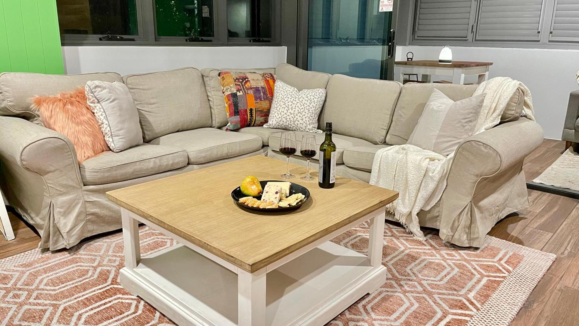 Altitude On Montville Camera foto A coffee table in a living room