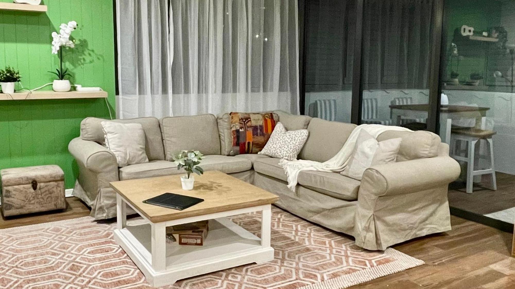 Altitude On Montville Camera foto A living room with a sofa and a coffee table