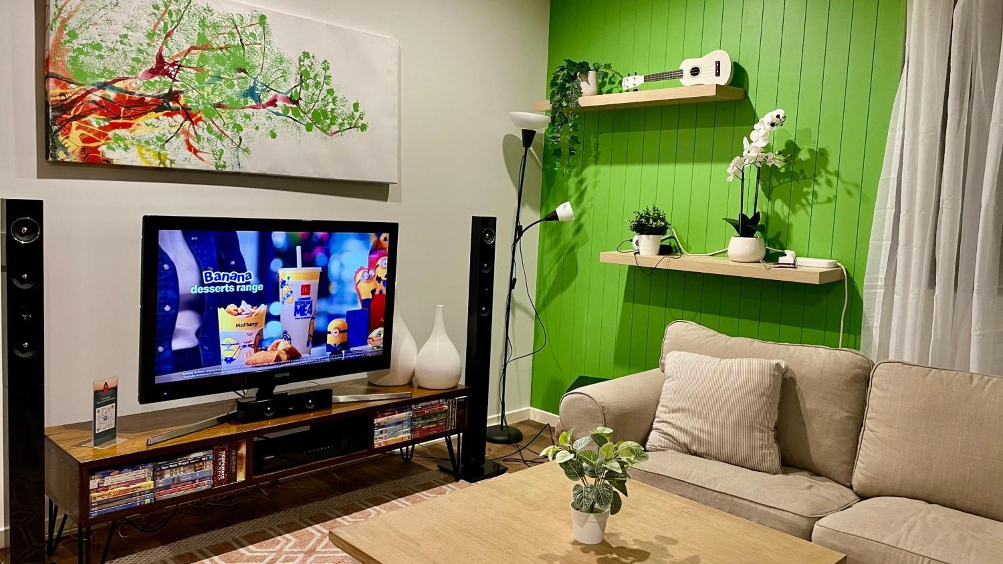 Altitude On Montville Camera foto A living room with a television