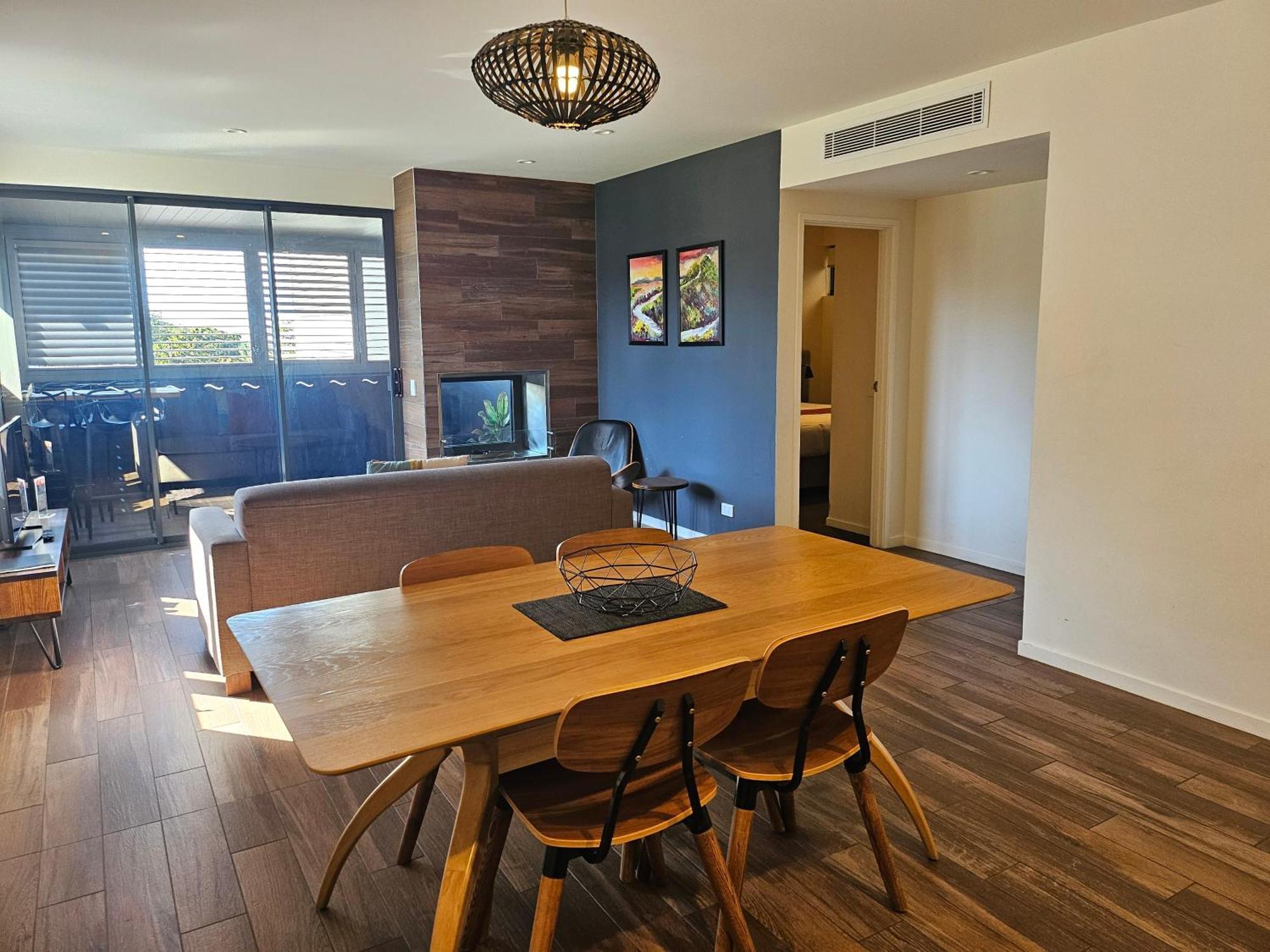 Altitude On Montville Esterno foto A living room in a typical apartment at the complex