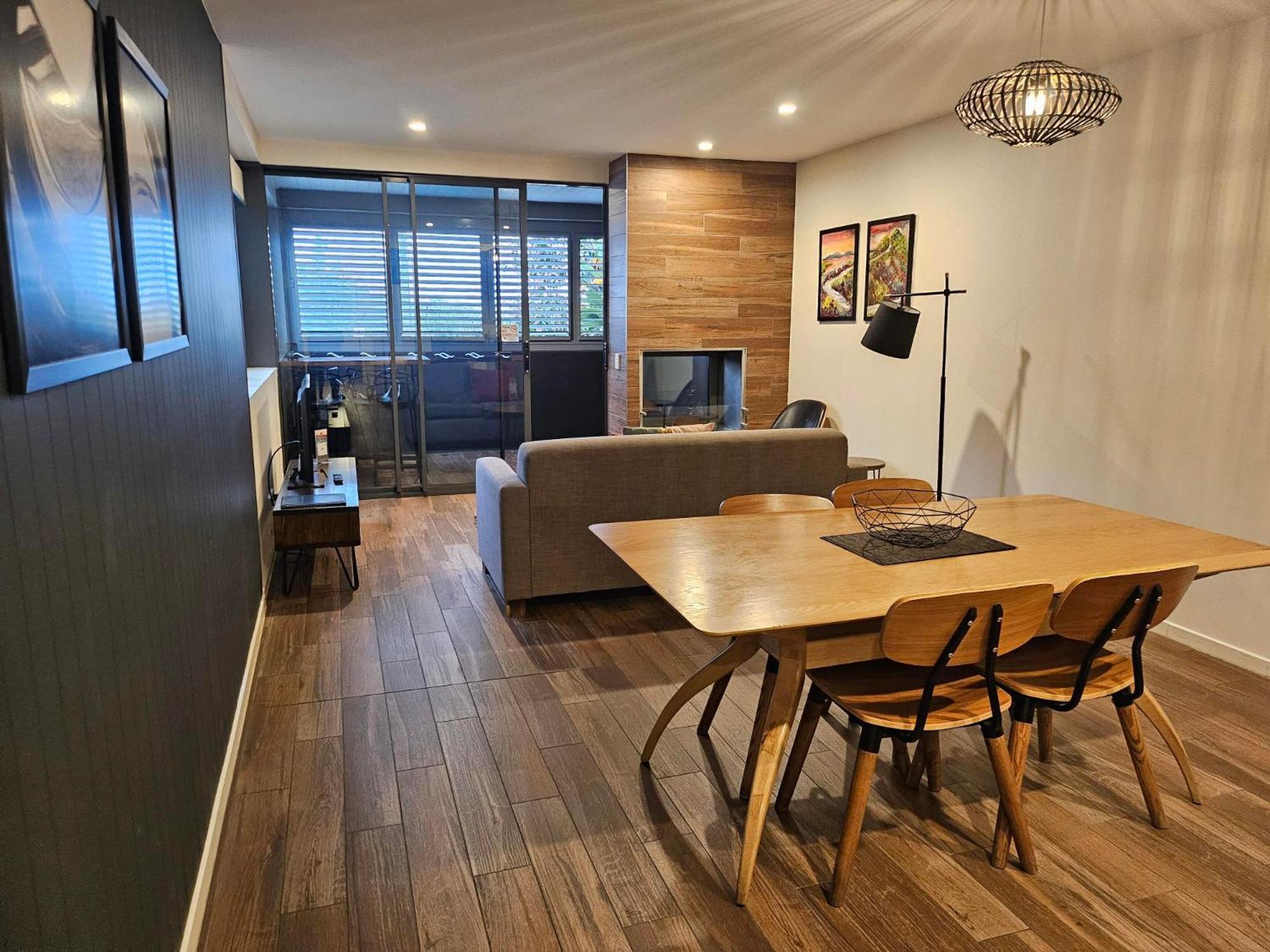 Altitude On Montville Camera foto A living room in a typical apartment at the complex