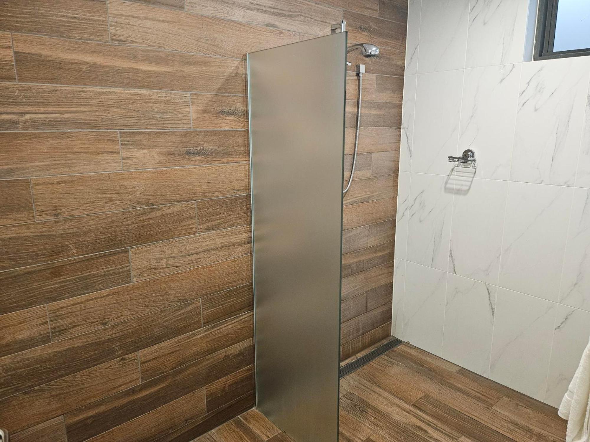 Altitude On Montville Esterno foto A shower with a fixed shower head